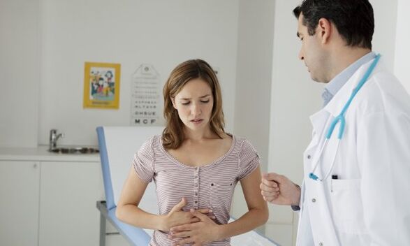 消化器科医が膵炎患者さんに体に害を与えない食事法を詳しく説明します。
