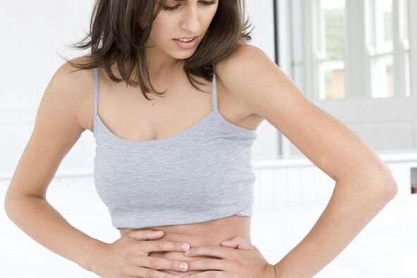 腹部の痛みは、膵炎の最初に考えられる兆候の 1 つです。