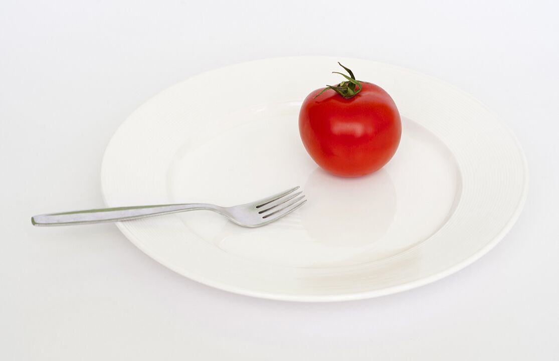 皿にフォークが付いているトマト