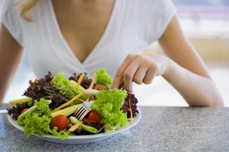 あなたの好きな食事療法で野菜サラダを食べる